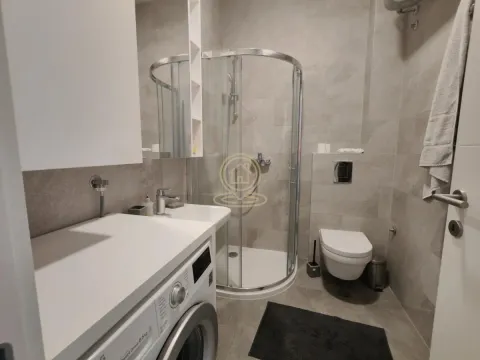 Savremeno opremljeno kupatilo sa tuš kabinom i veš mašinom. - image 10