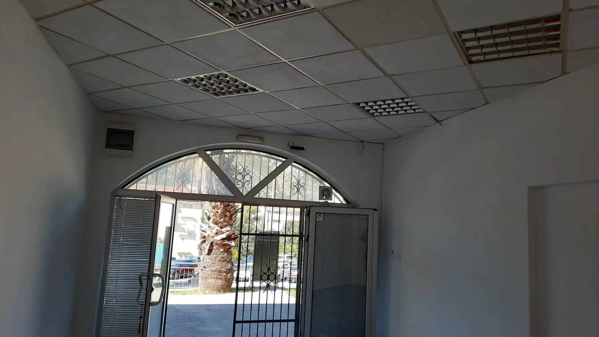 Izdavanje, poslovni prostor, 30m², Dobrota, Kotor