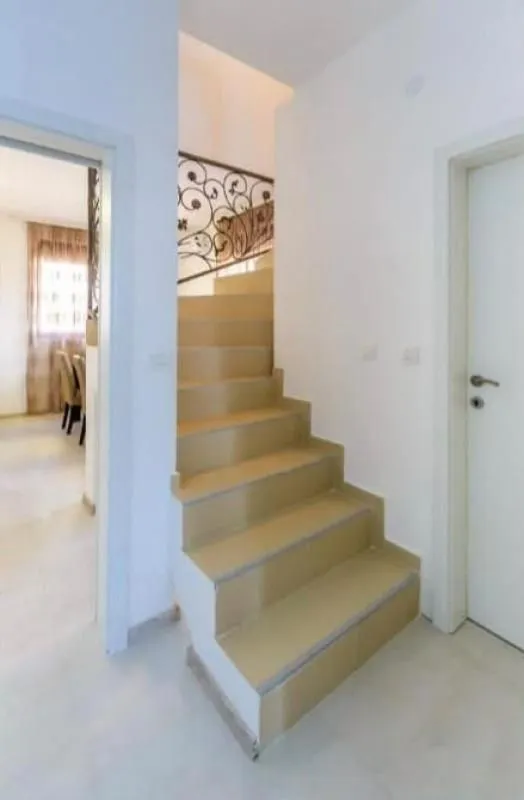 Izdavanje, dvosoban stan, 129m², Petrovac, Budva