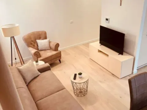 Izdavanje, jednosoban stan, 50m², Kalimanj, Tivat - image 2