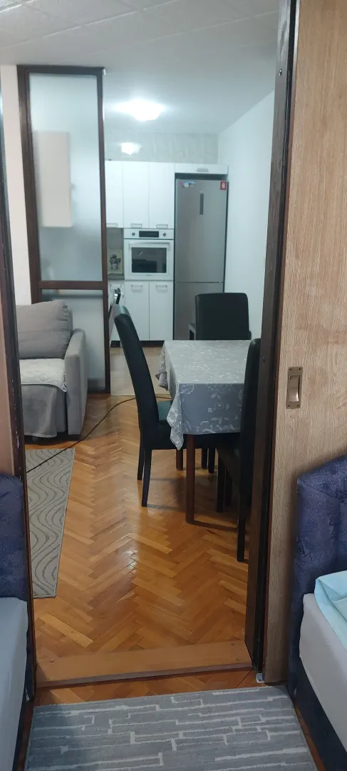 Pogled iz sobe na trpezariju i kuhinju.