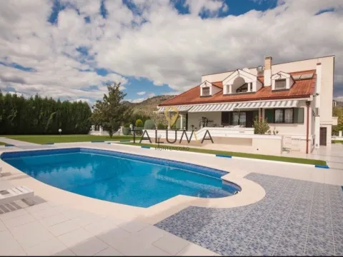 Prodaja, kuća, 930m², Tološi, Podgorica - image 4