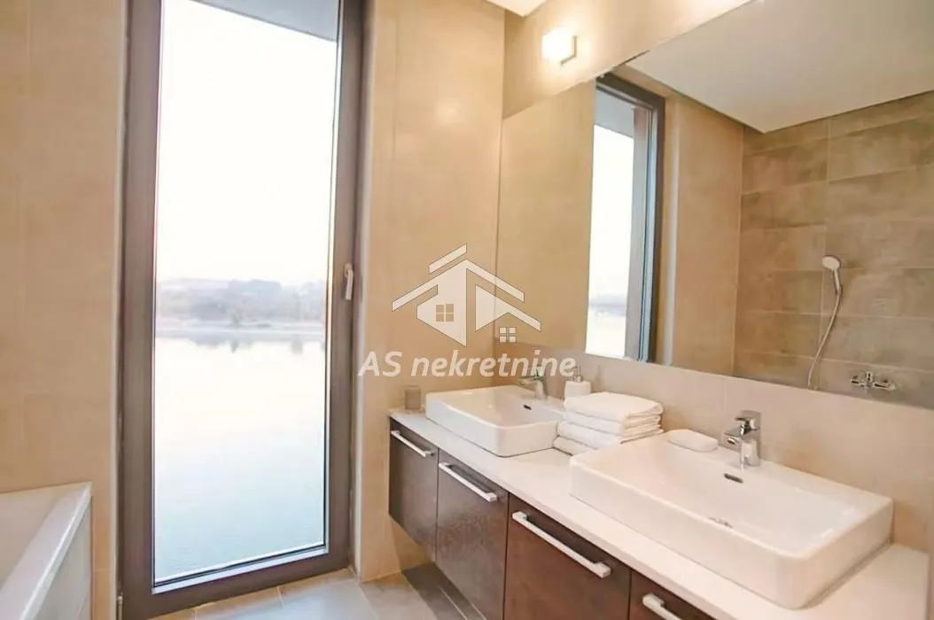 Izdavanje, četvorosoban stan, 142m², Savski Venac, Beograd