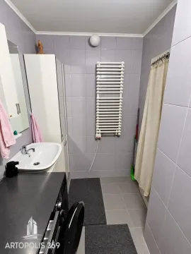 Kupatilo obloženo keramičkim pločicama sa umivaonikom i radijatorom. - image 10