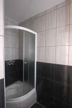 Kupatilo sa tuš kabinom obloženo keramičkim pločicama. - image 13