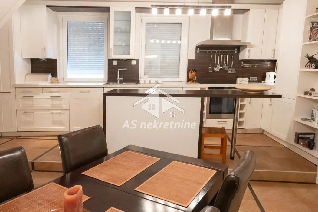 Izdavanje, četvorosoban stan, 140m², Obilićev Venac, Beograd