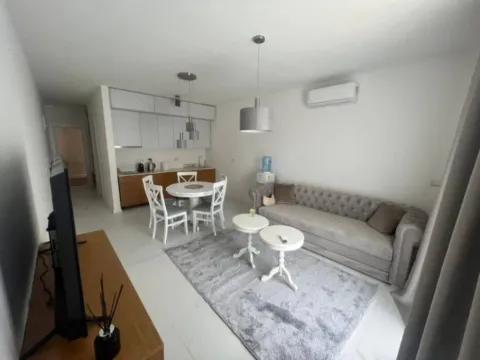 Izdavanje, jednosoban stan, 53m², Bečići, Budva