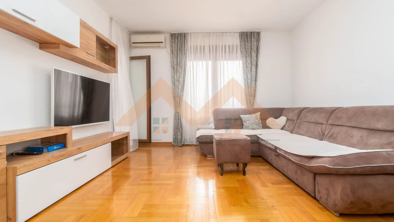 Izdavanje, dvosoban stan, 80m², Centar, Podgorica