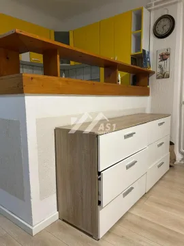 Pogled na dio kuhinje sa žutim elementima i drvenom pregradom. - image 7