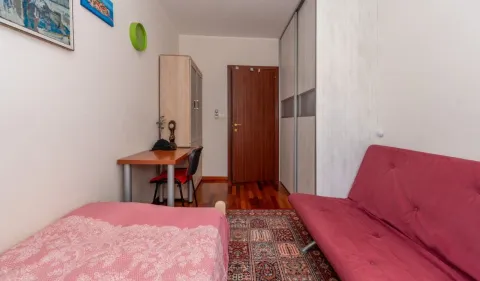 Manja spavaća soba sa krevetom, crvenim kaučem, radnim stolom i plakarom. - image 5
