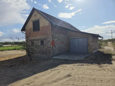 Pogled na spoljašnjost kuće sa dvorištem i garažom. - image 4