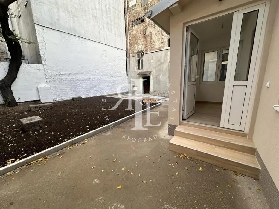 View of the courtyard and the entrance to the building with tiled steps.