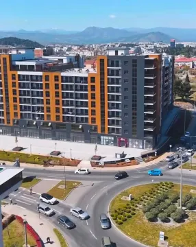 Pogled iz vazduha na modernu stambeno-poslovnu zgradu sa okolnim saobraćajnicama. - image 7