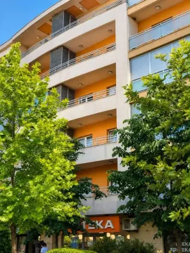 Spoljašnji izgled stambene zgrade sa terasama i zelenilom. - image 8