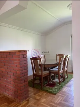 Trpezarija sa drvenim stolom, stolicama i niskim pregradnim zidom od cigle. - image 4