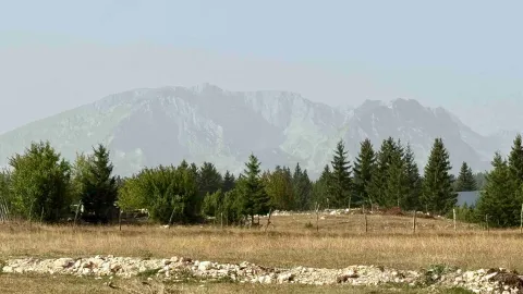 Pogled sa nekretnine na planinski pejzaž i šumu. - image 11