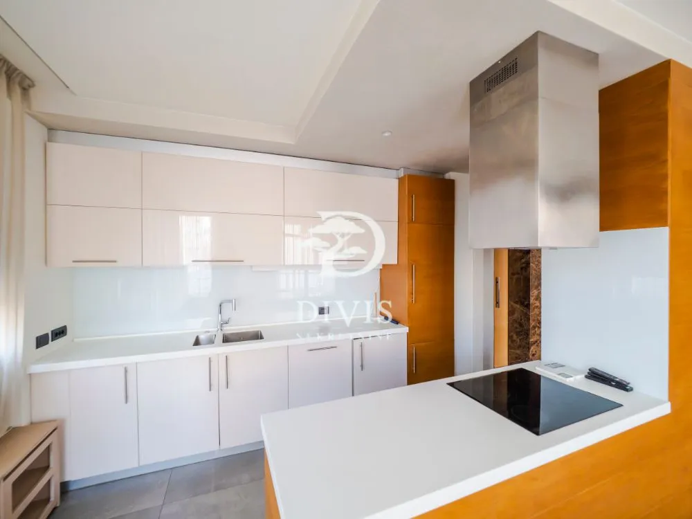 Izdavanje, četvorosoban stan, 132m², Vračar Hram, Vračar Sve Podlokacije