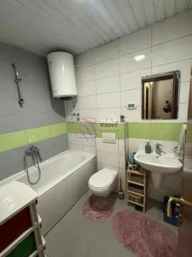 Manje kupatilo opremljeno kadom, umivaonikom i wc šoljom. - image 12