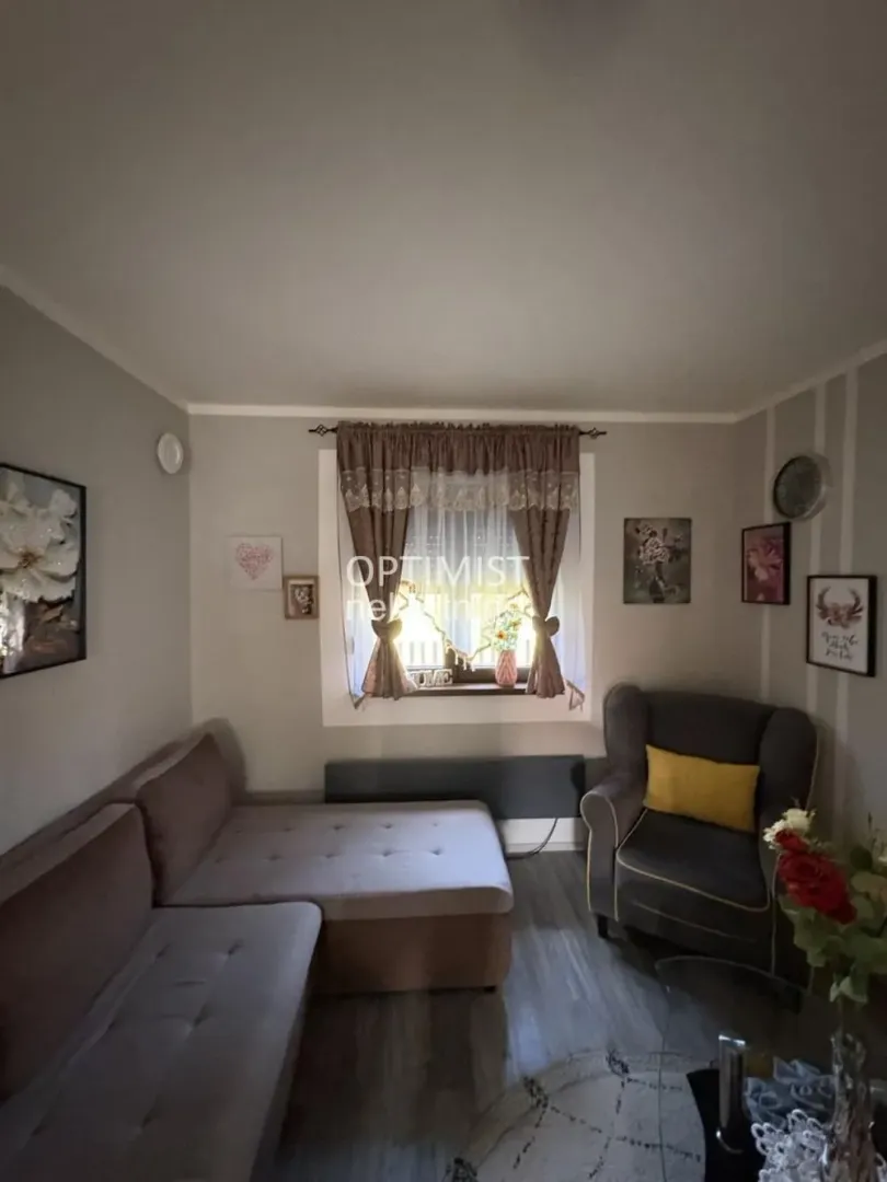 Manji dnevni boravak sa ugaonom garniturom i foteljom.