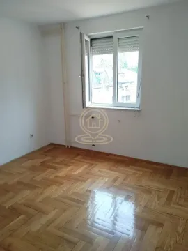 Prazna soba sa parketom i prozorom. - image 13