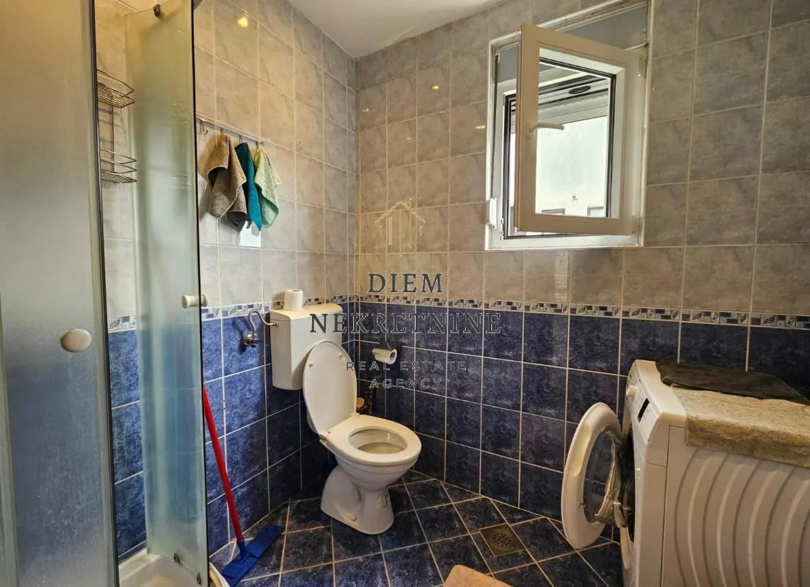 Izdavanje, trosoban stan, 120m², Centar, Bar