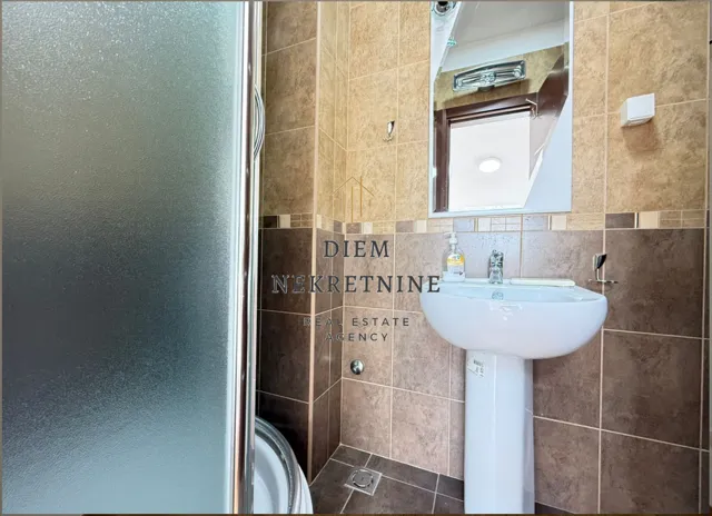 Prodaja, četvorosoban stan, 200m², Preko Morače, Podgorica