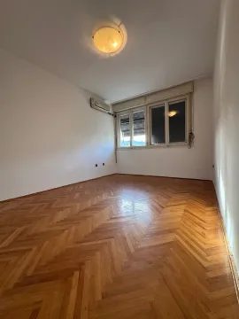 Prazna soba sa drvenim parketom i prozorom. - image 12