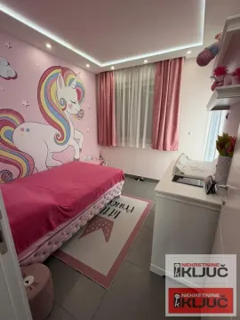 Dečja spavaća soba sa krevetom i tapetom sa motivom jednoroga. - image 10