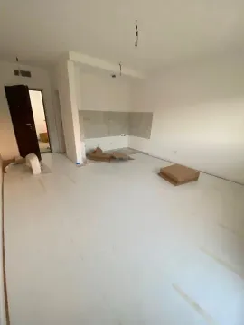 Neopremljen prostor u fazi renoviranja sa zaštitom na podu. - image 9