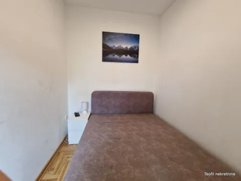Manja spavaća soba sa bračnim krevetom i noćnim stočićem. - image 5