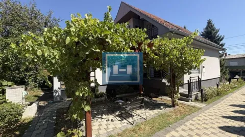 Dvorište kuće sa natkrivenim prostorom za sedenje i lozom. - image 22