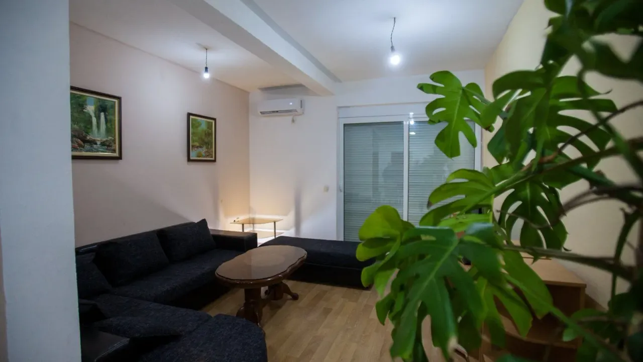 Izdavanje, dvosoban stan, 97m², Centar, Ulcinj