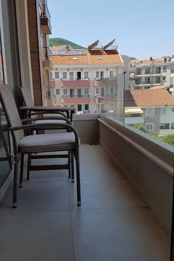 Izdavanje, dvosoban stan, 65m², Budva okolina, Budva