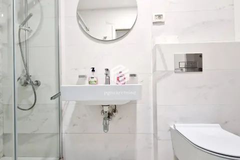 Moderne kupatilo sa tuš kabinom, umivaonikom i WC šoljom. - image 6