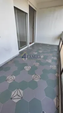 Natkrivena terasa sa dezeniranim pločicama i balkonskim vratima. - image 18