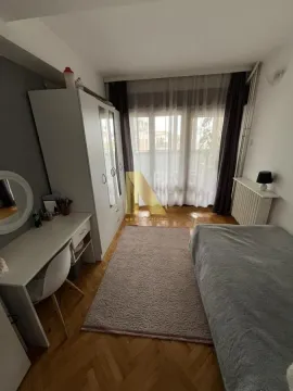 Nameštena spavaća soba sa krevetom, garderoberom i radnim stolom. - image 6