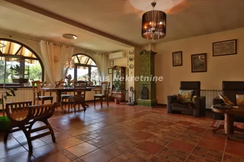 Prostrana dnevna soba sa trpezarijom, keramičkim pločicama na podu i tradicionalnom peći. - image 18