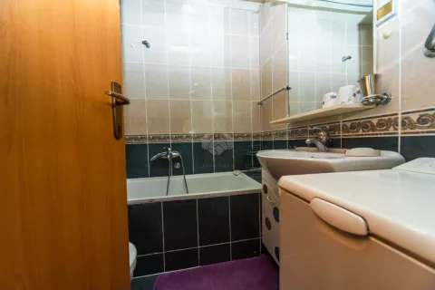 Manje kupatilo sa kadom, umivaonikom i veš mašinom. - image 6