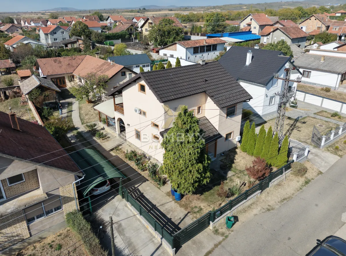 Pogled iz vazduha na porodičnu kuću sa dvorištem i pomoćnim objektima.
