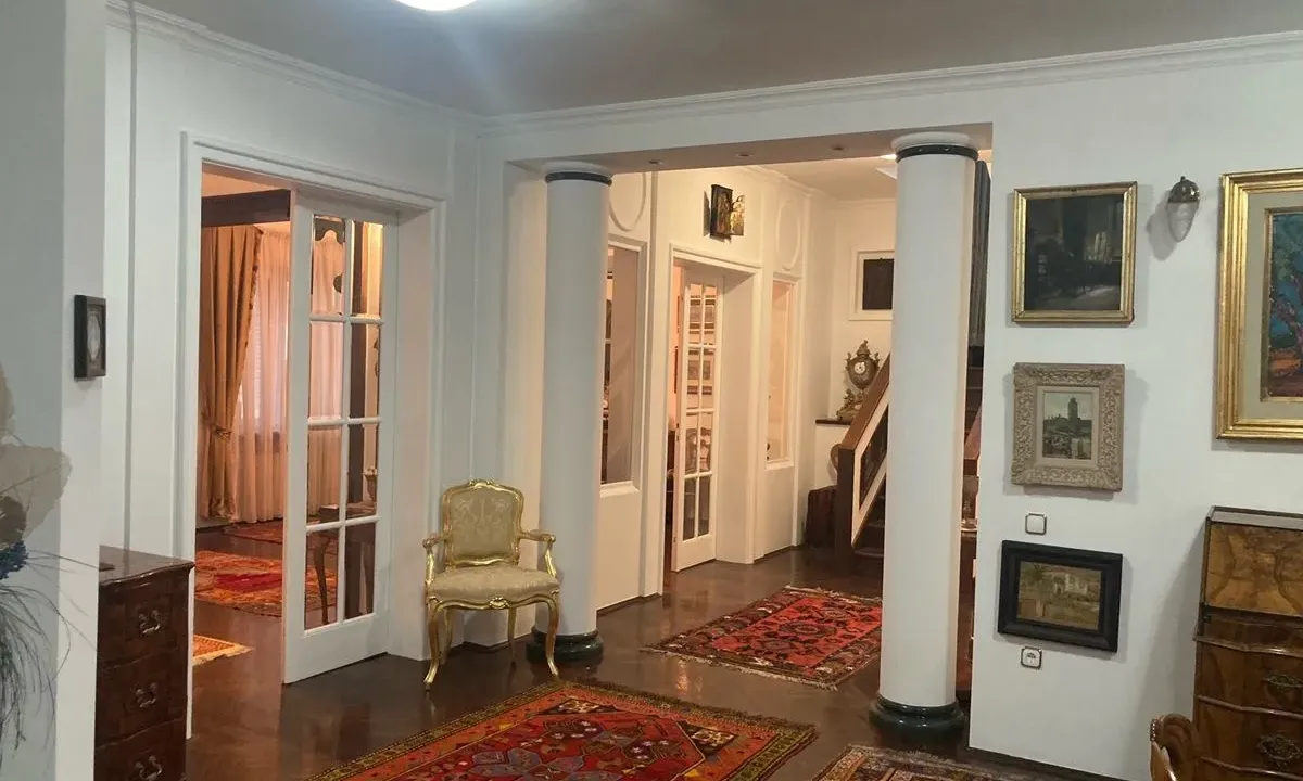 Izdavanje, kuća, 300m², Vračar Sve Podlokacije, Beograd