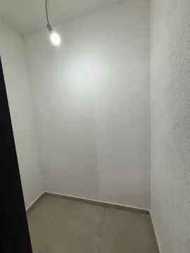 Prazna prostorija sa bijelim zidovima i osvjetljenjem na plafonu. - image 6