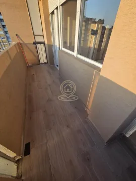 Dugi balkon sa podom obloženim pločicama u imitaciji drveta. - image 20