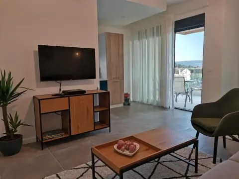 Izdavanje, stan, Tivat, Crna Gora - image 4