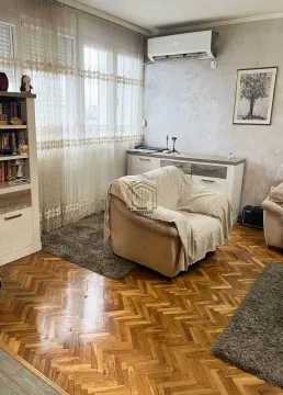 Dnevna soba sa foteljom, parketom i klima uređajem. - image 5