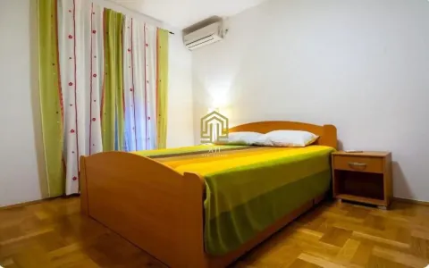 Namještena spavaća soba sa bračnim krevetom, ormarićem i klima uređajem. - image 6