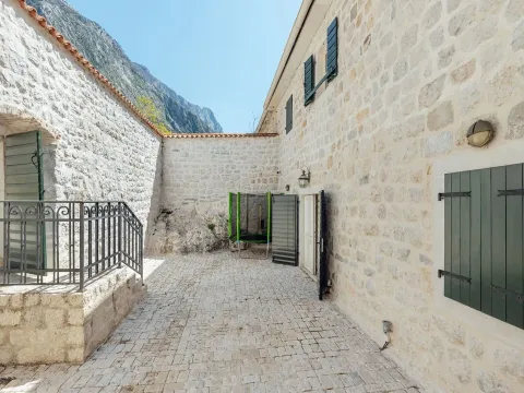 Prodaja, kuća, 490m², Dobrota, Kotor - image 32