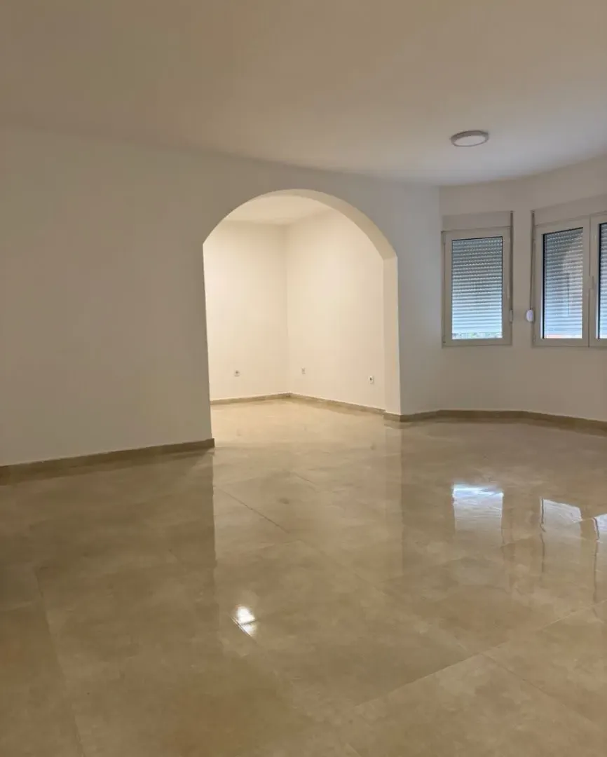 Izdavanje, kuća, 500m², Stari Aerodrom, Podgorica
