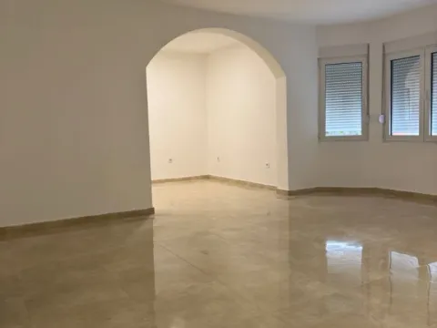 Izdavanje, kuća, 500m², Stari Aerodrom, Podgorica - image 11