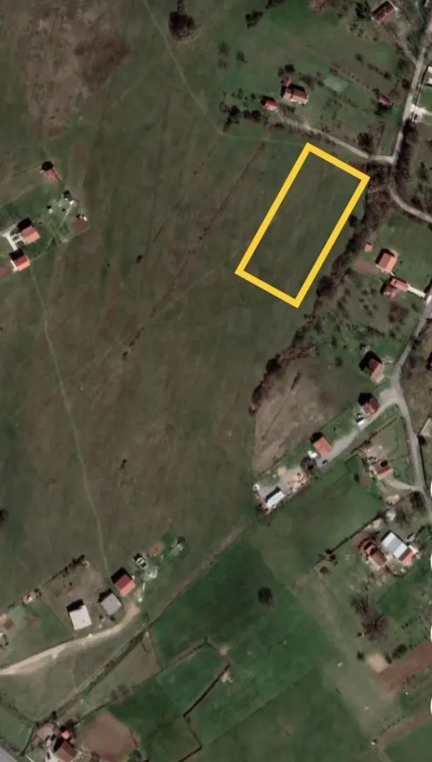 Satelitski snimak placa sa obilježenim granicama parcele.