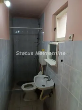Manje kupatilo sa tuš kabinom, umivaonikom i toaletom. - image 10